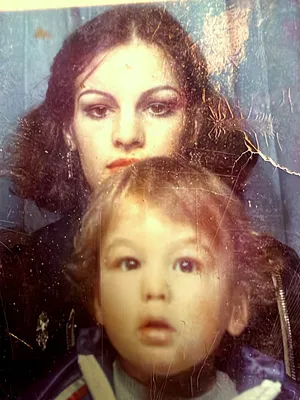 Photomaton des années 80 : ma mère, jeune, et moi tout petit devant elle
